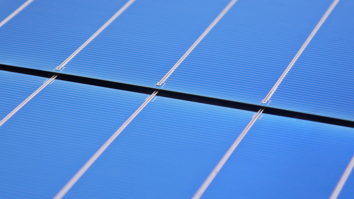 Glas-Glas-Module verursachen einen geringeren CO2-Ausstoß als Module mit einer Rückseitenfolie.