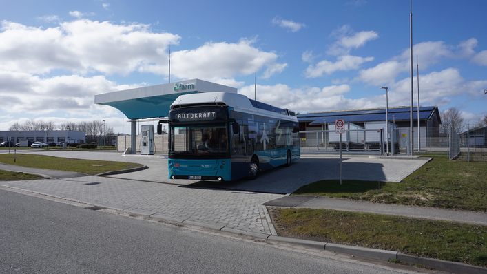 Mit Windkraft tankbaren grünen Wasserstoff produziert das Projekt eFarm. Im Kreis Nordfriesland, Schleswig-Holstein, wird mit dem von GP Joule initiierten Verbundprojekt eine Wasserstoff-Infrastruktur von der Erzeugung – mit dem Einsatz ausschließlich Erneuerbarer Energien – über die Verarbeitung bis zur Flottennutzung in Elektrofahrzeugen realisiert. 