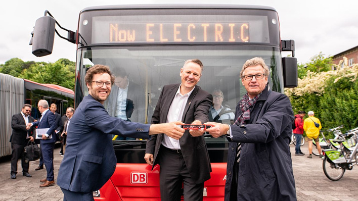 Im Juni 2020 ging im schleswig-holsteinischen Niebüll der erste umgerüstete E-Bus an den Start. Minister Jan Philipp Albrecht, Marten Jensen von Greentec  und Minister Bernd Buchholz.
