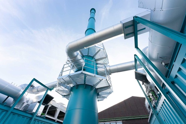 Neuartige Stromerzeugungs- sowie Speicheranlage, Ende Oktober in Betrieb genommen, um das Stromnetz zu stabilisieren und das Flexibilitätspotenzial zu heben: 3,3-Megawatt (MW)-Batteriespeicher mit drei 1-MW-Gasmotoren im Outokumpu Werk Krefeld. 