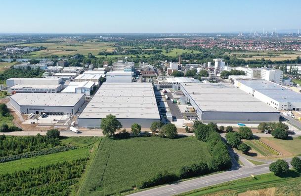 Über reichlich Dachflächen für PV-Aufdachanlagen verfügt Neska nahe Mannheim auf neuen Logistikhallen. 
