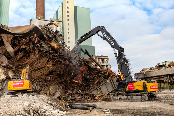 So wäre die Energiewende ideal: Fossile Kraftwerke auf dem Rückzug, hier der größte Hagedorn-Abbruchbagger im Einsatz im Kraftwerk Lünen.