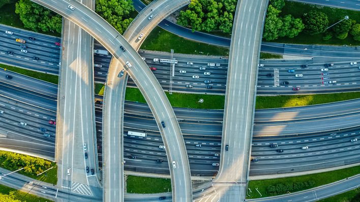 Autobahnen füllen die Landschaft. Für den Straßenverkehr wird immer noch mehr Platz geschafft.