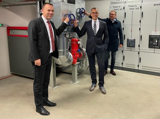 Nahmen die neue PtH-Anlage in Betrieb: 50 Hertz Geschäftsführer Märkte und Systembetrieb, Dirk Biermann, Dirk Kempke, Geschäftsführer der Stadtwerke Parchim und Parchims Bürgermeister Dirk Flörke (von links).