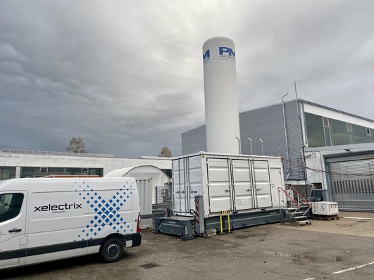 Inselsystem mit Wasserstoff und Batterie für autarke Lösungen.