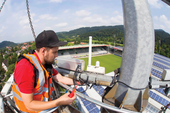 Montage durch Energieversorger Badenova fürs Lorawan-Funknetz am Fußballstadion des Bundesligaclubs SC Freiburg