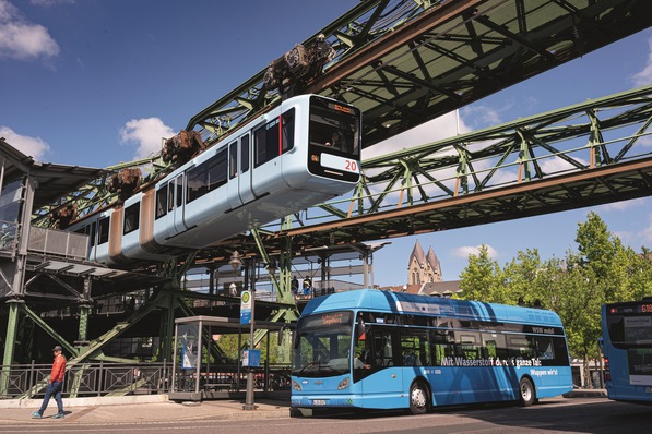 Ein Wasserstoffbus hält an der Wuppertaler Schwebebahn.