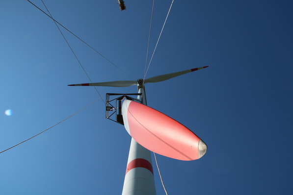 Das Großkomponenten-Seilwindensystem (BGWS - bodengestütztes Windensystem) von Deutsche Windtechnik erübrigt bei Reparaturen den Einsatz von teuren Großkranen.