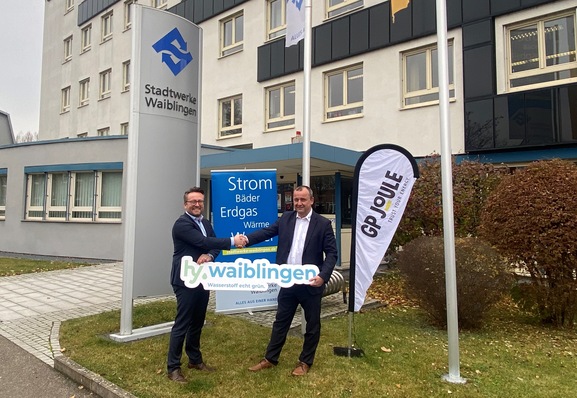 Die beiden Geschäftsführer der Hy Waiblingen, André Steinau, Leiter des Geschäftsbereichs Wasserstoff bei GP Joule (links), und Bernhard Zipp, Technischer Leiter der Stadtwerke Waiblingen (rechts). 