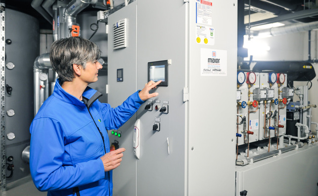 Alles in Ordnung? Viola Kucklies, Versorgungsingenieurin bei den Stadtwerken Stuttgart über prüft die Daten.