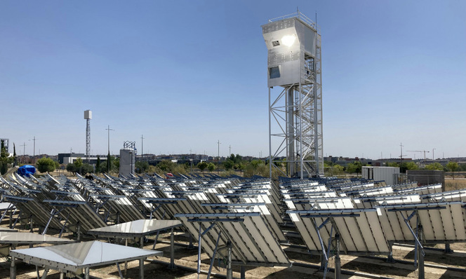 Wie üblich konzentrieren die Spiegel die Sonnenenergie auf einen Receiverturm. Dieser leitet die dabei entstehende Wärme aber direkt in die Klinkerproduktionsanlage.