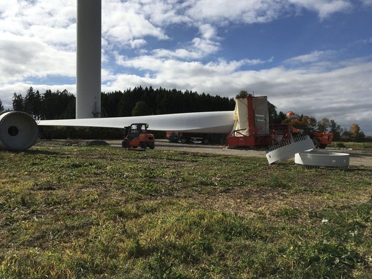 Abbau eines Altwindparks – dank aktuell guter Stromhandelspreise aus Windparkbetreibersicht und guter Dienstleister lassen sich Altwindparks noch etwas länger wirtschaftlich weiter betreiben. 