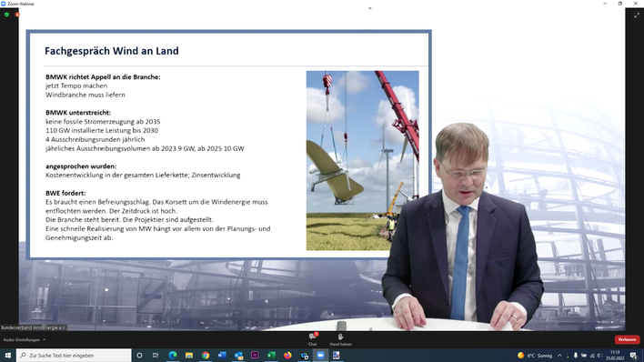 BEE-Geschäftsführer Wolfram Axthelm gibt im Policy-Briefing einen Überblick über bereits stattgefundene Fachgespräche der Regierung mit Verbänden und anderen Experten und über die nächste Aktivitäten. 