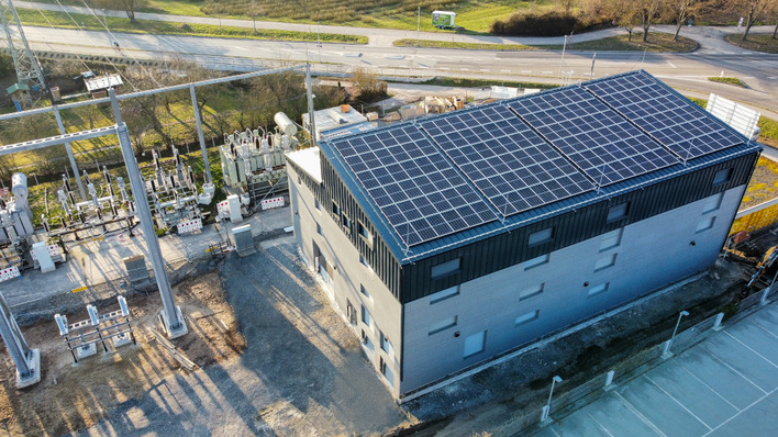 Mit der großen Solaranlage deckt das Umspannwerk seinen eigenen Strombedarf.