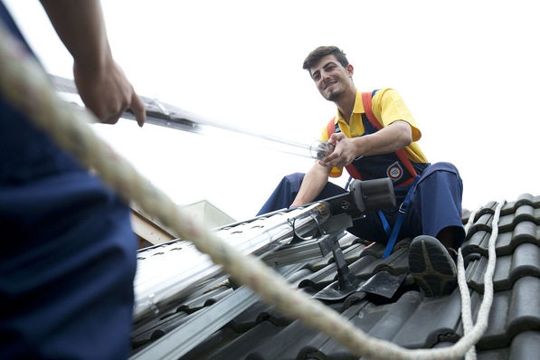 Anlagenmechaniker bei der Installation einer Solarthermie-Anlage.