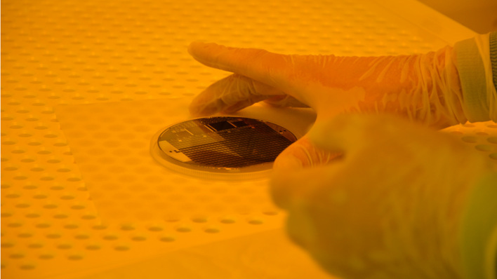 Mit dieser konzentrierenden Mehrfachsolarzelle haben die Forscher ihren Wirkungsgradrekord geschafft.