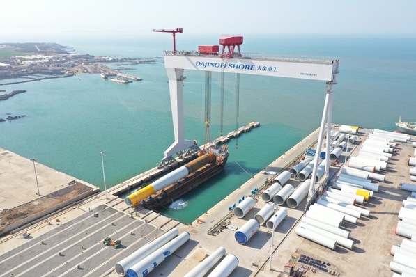 Verladung von Offshore-Windturbinen-Bauteilen bei Monopile- und Turmfertigungsunternehmen Dajin Offshore Heavy Industry