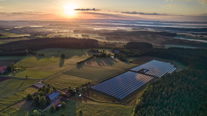 Immer mehr Solarparks werden in Zukunft mit Speichern ausgerüstet - so zumindest ist es der Plan bei Baywa RE.