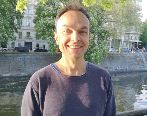 STAFFAN WIENS  ist gelernter Rotorblattentwickler und war beim früheren Berliner Blattproduktionsunternehmen Euros der für Aerodynamik zuständige Designer. Seit 2013 lehrt er auch als Dozent zu Windkrafttechnik. Wiens ist zudem Projektingenieur beim Berliner Beratungsdienstleister Key Wind Energy und Betreiber des Lehr-Windkanals Mint-Lab.  Weitere Informationen:  mint-lab.io