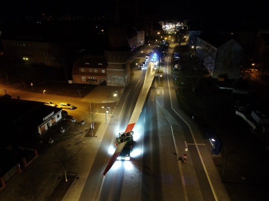 Ein Schwerlasttransport ist unterwegs. Auf eine Genehmigung dafür warten Projektentwickler oft lange. Ein Grund ist Personalmangel in den Behörden.
