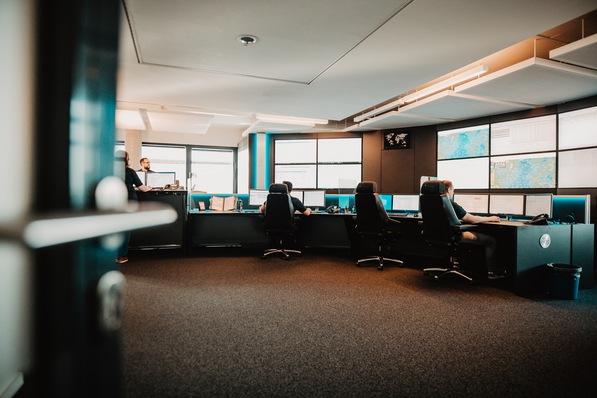 Mit der dauerhaft besetzten 24/7-Leitwarte haben die WPD Windmanager jederzeit einen Überblick über den Status Quo aller Windparks – von Piteå bis Taichung.