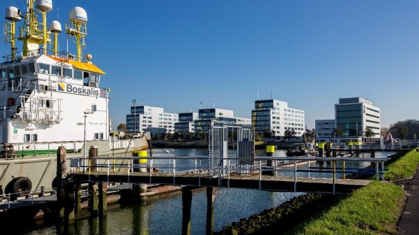 Die Schiffe von Boskalis werden im Hafen von Rotterdam in Zukunft mit Ökostrom versorgt.