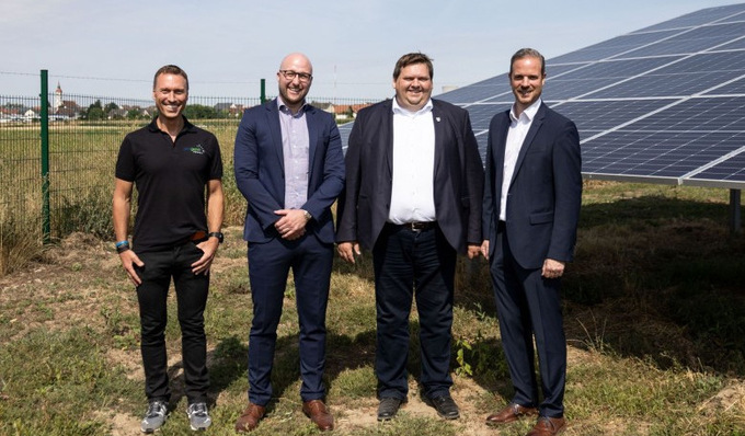 Gemeinsam nehmen Themas Vogel, Geschäftsführer von Zeitgeist Engineering, Michael Kolloch und Martin Grimmeisen, Geschäftsführer von Ökostrom Franken und Bürgermeister Peter Gehring (v.l.n.r.) die neue Anlage in Betrieb.