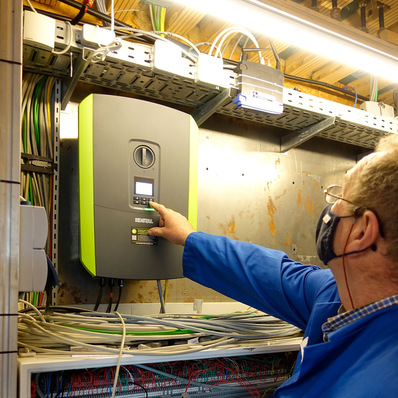 Der KOSTAL Wechselrichter PLENTICORE plus im Plus-Energie-Haus ECOLAR der Hochschule Konstanz zeigt, wie nachhaltige Architektur und Solaranlage harmonisch und effizient zusammenstimmen können.