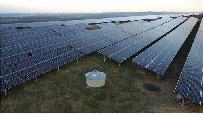 Solaranlagen auf ehemaligen Mülldeponien sind aufgrund des speziellen Untergrunds und der Vorgaben zum Schutz der Versiegelung nicht ganz einfach umzusetzen. Da ist viel Erfahrung nötig.