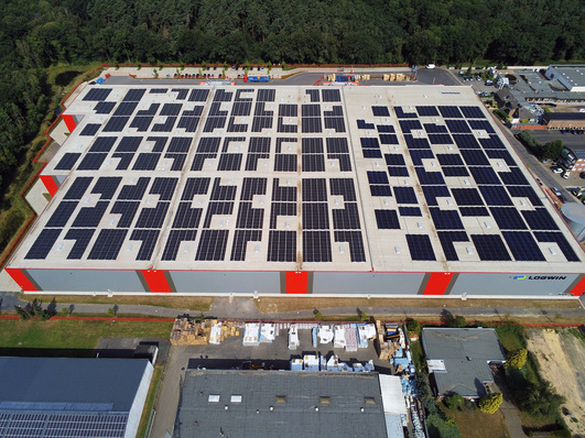 Eine 1,7 MW starke Photovoltaik-Anlage einer großen Logistikhalle in nordrheinwestfälischen Kerpen.