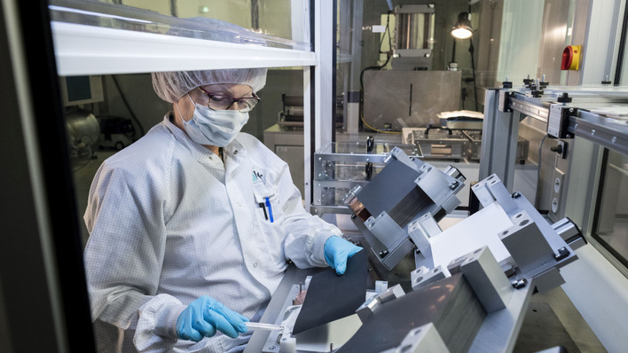 Die Forscher des KIT übernehmen im Projekt nicht nur die Aufgabe, die Recyklate auf ihre Eignung zur Herstellung neuer Batterien zu prüfen. Sie arbeiten auch an einer neuen Zellfertigung und testen Batteriezellen.