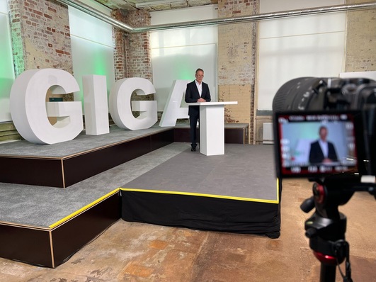 Leag-CEO Thorsten Kramer stellt adie GigawattFactory Lausitz vor.