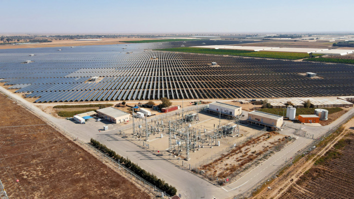 Der Solarpark in Halutziot wird jetzt mit neuen Modulen und einem Speicher ausgestattet.
