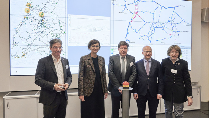 Zum Start der Großsimulation des zukünftigen klimaneutralen Energiesystems war auch Bundesministerin für Bildung und Forschung Bettina Stark-Watzinger (2.v.l.) nach Karlsruhe gekommen.