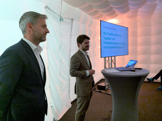 Fabian von Oesen (l.), Leiter des Bereichs Erneuerbare Energien bei der LEAG, und Dominique Guillou, Geschäftsführer EPNE, stellten den zahlreichen interessierten Zuhörer:innen ihre Pläne für die Lausitz vor.
