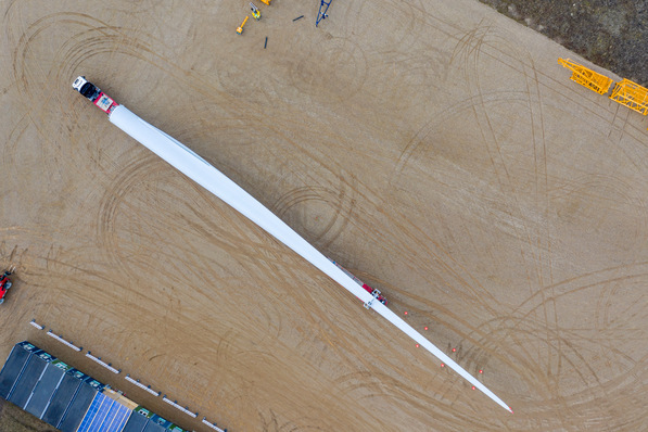 Ankunft eines Rotorblatts zur Prototyp-Errichtung am dänischen Standort Høvsøre des Anlagentyps SG 5.8-170