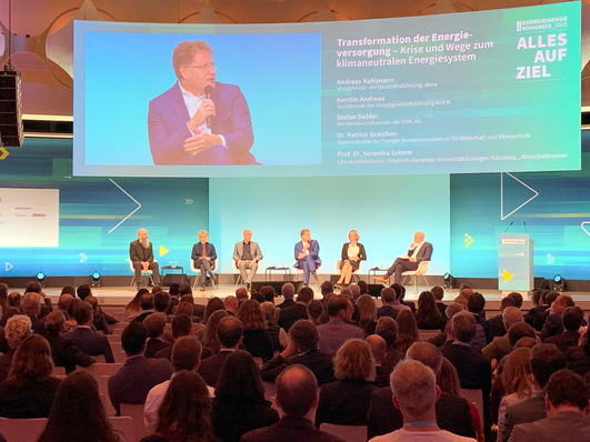 Dena-Energiewendekongress im Berliner Congress-Center BCC, Eröffnungsdiskussion in gut gefülltem Saal.