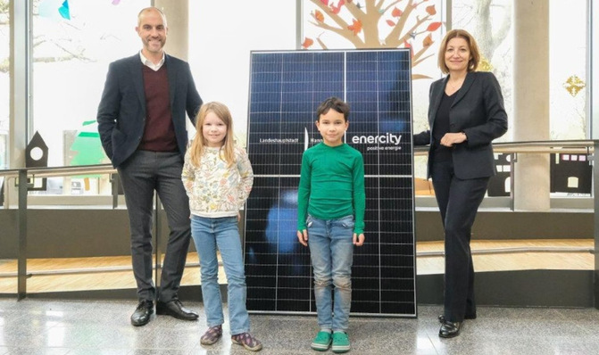Hannovers Oberbürgermeister Belit Onay (B90/Grüne) und Enercity-Geschäftsführerin Susanna Zapreva weihen die ersten beiden Anlagen auf den Dächern von Grundschulen ein.