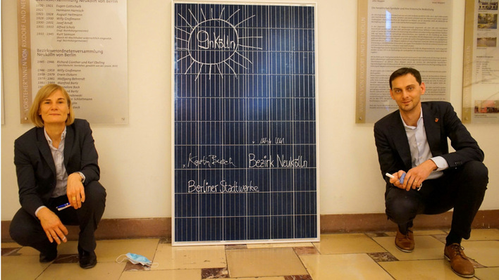 Schon im Jahr 2020 haben der Neuköllner Bezirksbürgermeister Martin Hikel und die Stadtwerke-Chefin Kerstin Busch den Bau von neun Solarpaketen vereinbart. Jetzt kommen zwölf weitere Anlage dazu.
