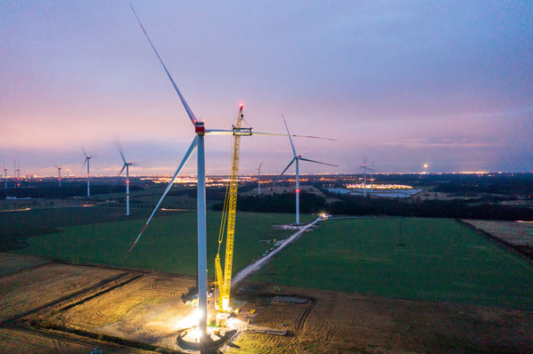 Eine von drei Nordex N149 wird im Windpark bei Großbeeren von den Berliner Stadtwerken erichtet. Gesamtleistung 17,1 MW.