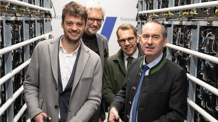Intelligente Batteriespeicher sind wichtig für die Energiewende, sagt Bayerns Wirtschaftsminister Hubert Aiwanger (rechts außen) bei der Inbetriebnahme der Anlage in Diespeck. Bei der Eröffnung waren auch Florian Antwerpen von Kyon Energy, Verbund-Chef Michael Strugl und Steffen Syvertsen von Å Energi (v.l.n.r.) anwesend.