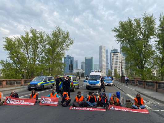 Carla Rochel, Sprecherin von Letzte Generation, ganz rechts, bei einer Aktion. 