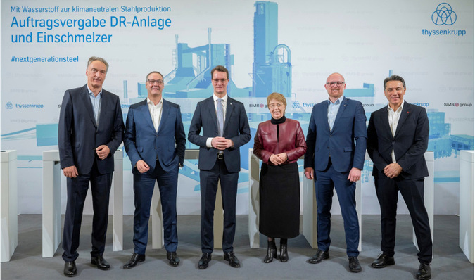 Bei der Unterzeichnung des Auftrags waren nicht nur Burkhard Dahmen, CEO der SMS Group (links), Bernhard Osburg, CEO von Thyssen Krupp Steel (2.v.l.) und Martina Merz (Mitte) anwesend, sondern auch Hendrik Wüst, Ministerpräsident von NRW (3.v.l.)und Sören Link, Oberbürgermeister Duisburg (2.v.r.) anwesend. Auch Tekin Nasikkol, Gesamtbetriebsratsvorsitzender von Thyssen Krupp Steel war zugegen.