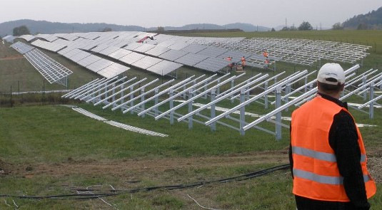 Die Projektierer von Solarparks könnten die Abnahme von Modulen nach hinten verschieben, wenn klar ist, wann die Leistungselektronik geliefert wird.      