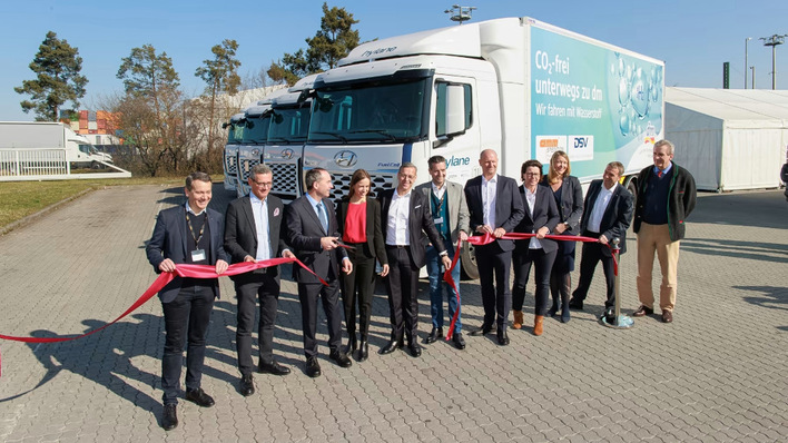 Bei der feierlichen Inbetriebnahme: Die vier Hyundai Xcient Fuel Cell 6x2 werden in Zukunft die Belieferung der DM-Märkte in der Metropolregion Nürnberg übernehmen.