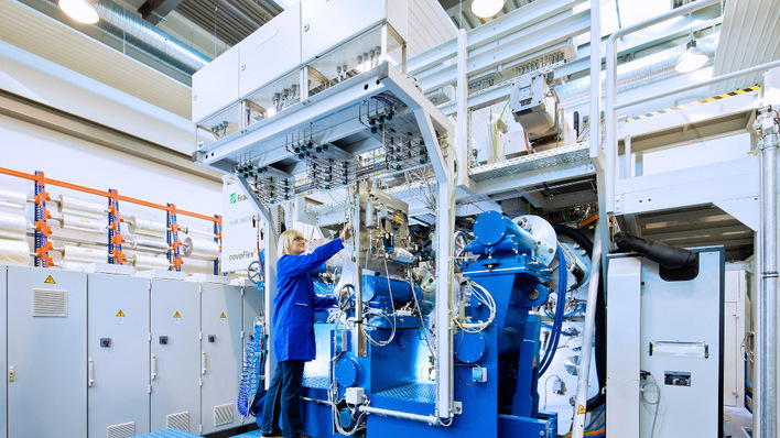 Auf der Rolle-zu-Rolle Pilotbandbeschichtungsanlage wird der neue Prozess zur Abscheidung von Siliziumschichten auf den Elektroden entwickelt.