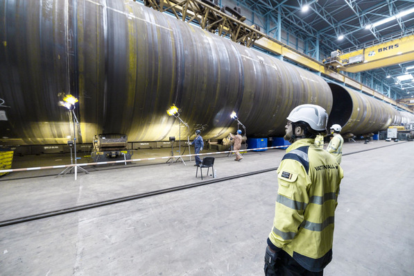 Herstellung von Stahlzylinder-Unterwasserfundamenten, Monopiles, für Vattenfall-Offshore-Windpark
