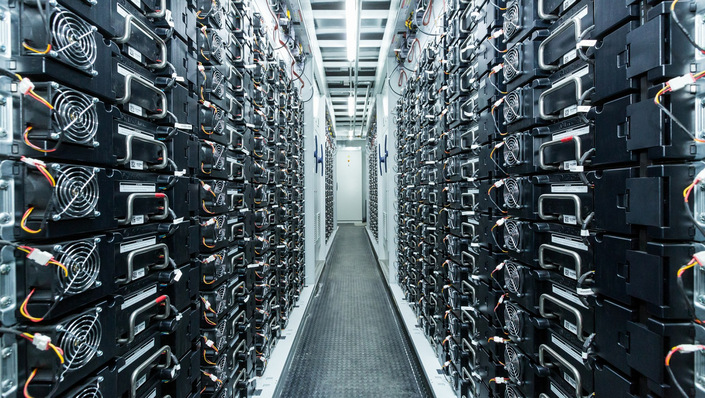 Der Batteriespeicher des Hybridkraftwerks