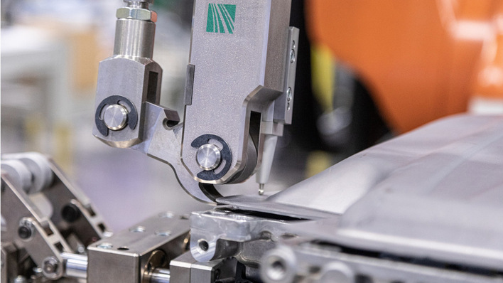 Eines der selbstentwickelten Werkzeuge: Nachdem alle Einzelteile außen abgebaut sind, löst ein Roboter die Oberschale des Batteriepacks von der Unterschale.