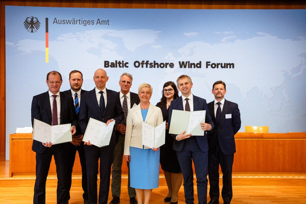 Die Vertreter der deutschen und baltischen Netzbetreiber und der Politik mit den abgeschlossenen Letters of Intent.